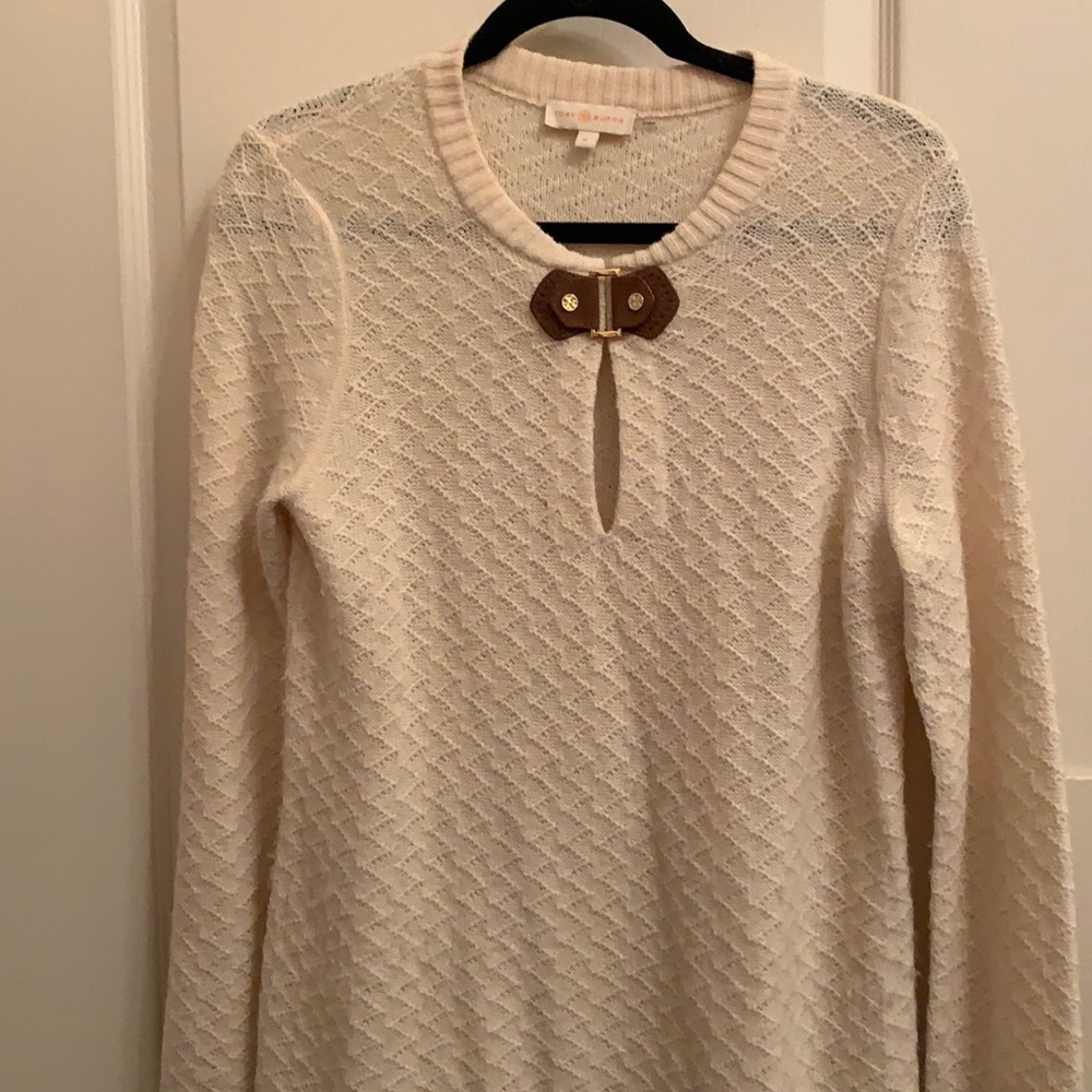 Tory Burch cream colored, Leather detail buckle with Tory logo
